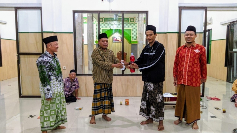 GP Ansor Menyerahkan Secara Simbolis Sabun Cuci Tangan kepada Ketua Pengurus Masjid Jami' Uswatun Hasanah. (Dok. Ansor Wangandalem)