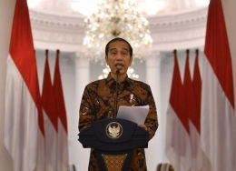 Presiden Joko Widodo menyampaikan keterangan pers terkait penangangan COVID-19 di Istana Bogor, Jawa Barat, Minggu (15/3/2020). Presiden meminta agar masyarakat Indonesia bekerja, belajar dan beribadah di rumah serta tetap tenang, tidak panik, tetap produktif agar penyebaran COVID-19 ini bisa dihambat dan diberhentikan. ANTARA FOTO/Sigid Kurniawan/pras.(ANTARAFOTO/SIGID KURNIAWAN)