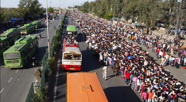 Ribuan buruh migran India mudik hindari lockdown akibat virus corona. (Gambar : AP)