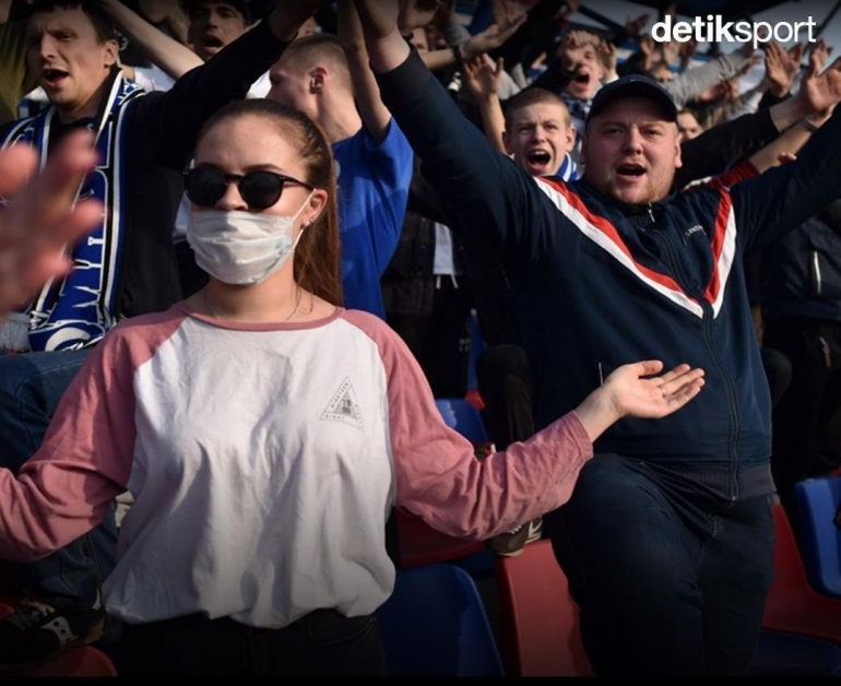 Deskripsi : Penonton derby Minsk tanpa menggunakan masker (sumber gambar : detiksport)