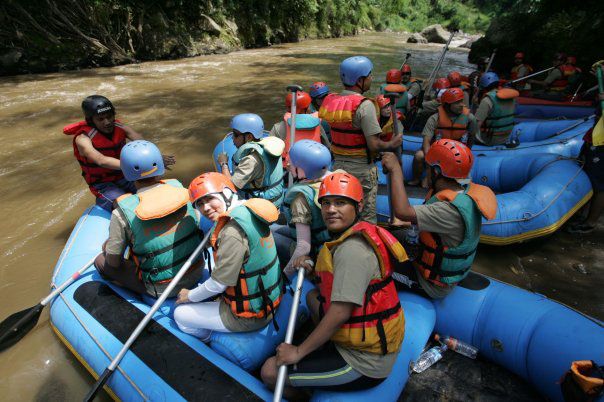 Satu perahu karet diisi enam peserta plus satu pemandu.