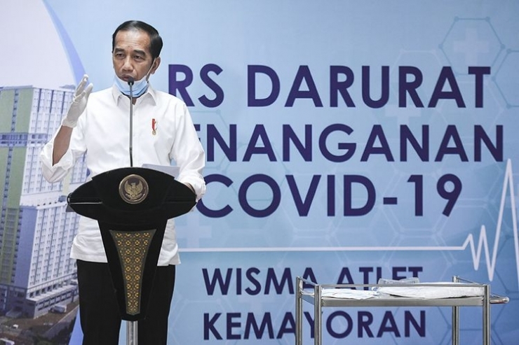 Presiden Joko Widodo memberikan keterangan pers saat meninjau Rumah Sakit Darurat Penanganan COVID-19 Wisma Atlet Kemayoran, Jakarta, Senin (23/3/2020). Presiden Joko Widodo memastikan Rumah Sakit Darurat Penanganan COVID-19 Wisma Atlet Kemayoran siap digunakan untuk menangani 3.000 pasien.(ANTARA FOTO/HAFIDZ MUBARAK A)