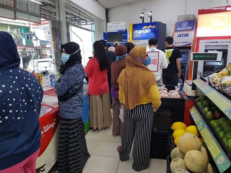 Padatnya Antrian ATM di Alfamart Bojong Gede, Bogor,  1 April sore--dokpri