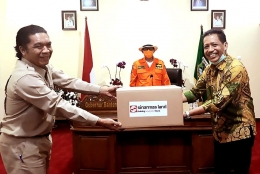 Dony Martadisata (kanan) menyerahkan bantuan Alat Pelindung Diri (APD) secara simbolis kepada Sekda Propinsi Banten Dr. Al Muktabar. (Foto: Ist)