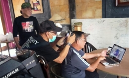 Ferry Mursyidan Baldan (duduk) bersama #K2C saat mengedit video Mengenang 13 Tahun Kepergian Chrisye | Dokpri