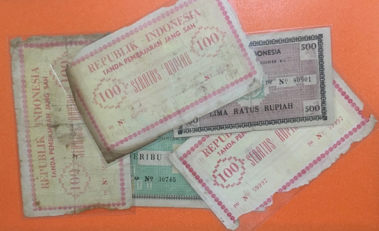 Uang-uang kertas PRRI-Permesta yang sebagian bekas terbakar. (Foto: BDHS)