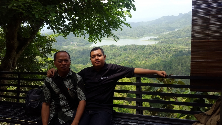 Tanpa naik rumah pohon-pun, dari sini juga dapat menikmati pesona keindahan dalam Perbukitan Menoreh Kulonprogo yang dipadukan dengan kemolekan waduk Sermo. Sumber: Dok. Pribadi Andi Setyo Pambudi