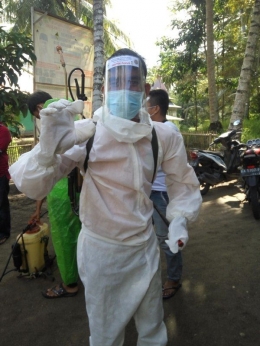 Seorang tim relawan memakai alat pelindung diri lengkap sebelum berangkat ke rumah warga Toboh Gadang Barat menyemprotkan disinfektan yang disponsori anggota dewan Padang Pariaman Munafestoni. foto damanhuri