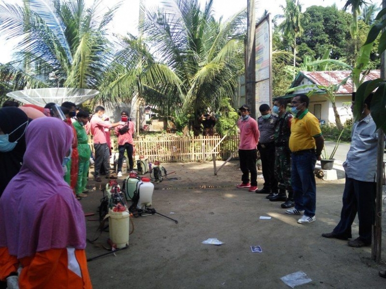 Anggota DPRD Padang Pariaman Munafestoni memberikan arahan kepada tim relawan Nagari Toboh Gadang Barat sebelum melakukan aksi penyemprotan disinfektan ke seluruh rumah warga dan fasilitas umum. foto damanhuri