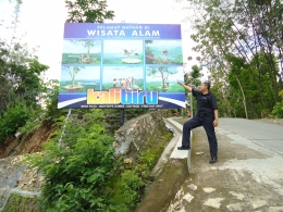 Baliho besar sebagai penanda memasuki wilayah Hutan Kemasyarakatan Kalibiru di Kulonprogo. Sumber: Dok. Pribadi Andi Setyo Pambudi