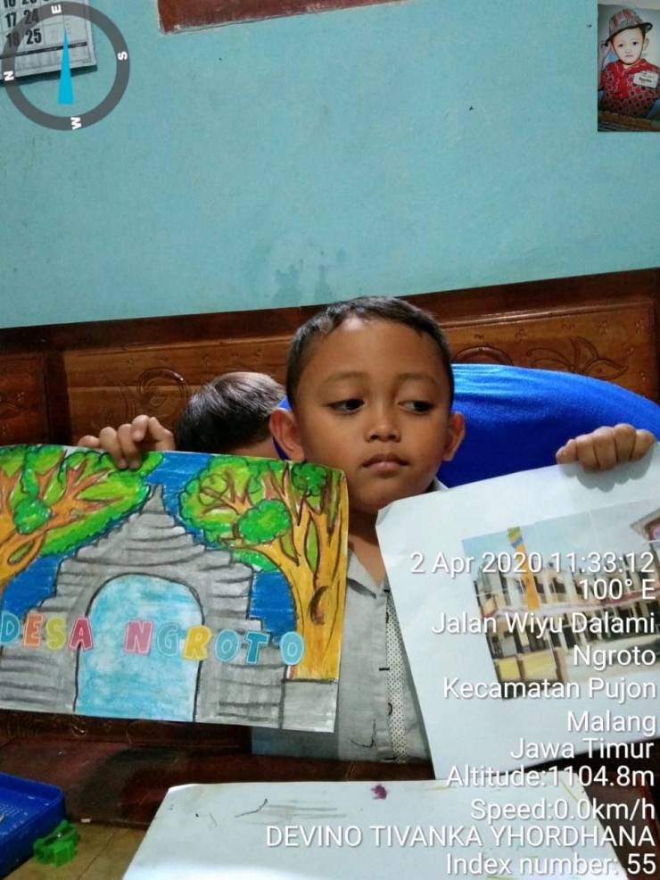 Anak belajar di rumah didampingi orang tua dengan panduan guru