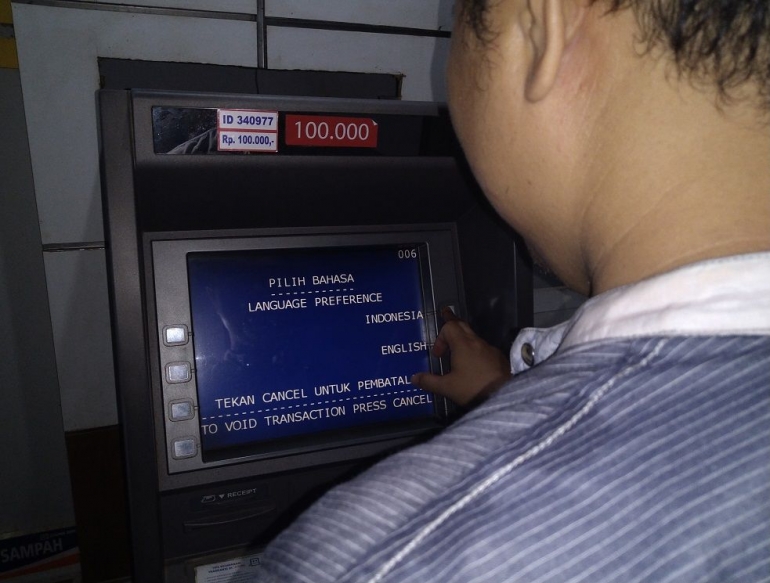 Pengambilan uang ATM (Dok. Pribadi)