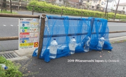 Dokumentasi pribadi | Botol2 bekas air, yang bisa untuk minum anjing2 dan kucing2. Luar biasa kan, kepedulian Jepang?