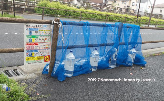 Dokumentasi pribadi | Botol2 bekas air, yang bisa untuk minum anjing2 dan kucing2. Luar biasa kan, kepedulian Jepang?