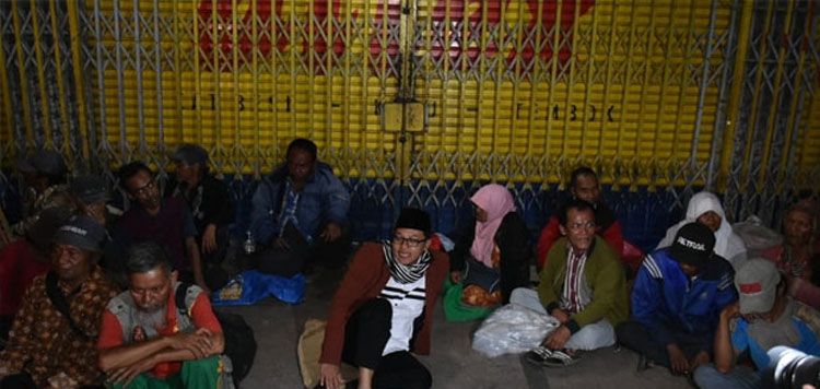 Wali Kota Malang Sutiaji bersama para gelandangan di jalanan Kota Malang di suatu kesempatan (Dokumentasi pribadi)