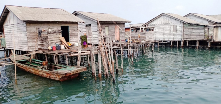 Dusun Orang Suku Laut di Linau.