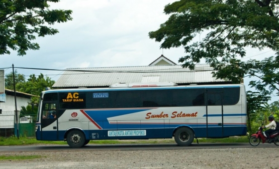 Bus antar kota antar provinsi, salah satu moda transportasi yang banyak digunakan pemudik (dok. pri). 