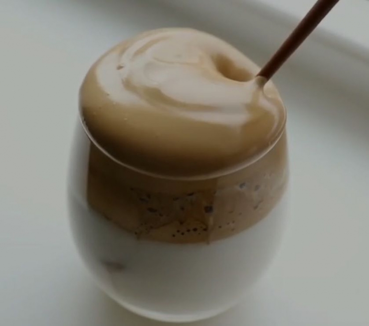 Dalgona Coffee, minuman yang kini viral di tengah pandemi Covid-19 (dailymotion.com/ampliffy)