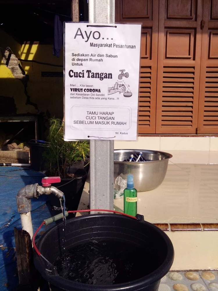 Masyarakat menyediakan tempat CTPS di depan rumah untuk mencegah penularan covid-19. Dok.pri