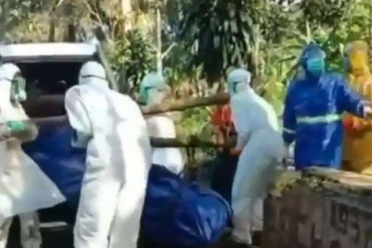 Sumber: viral video jenazah korban Corona ditolak warga/Kompas.com