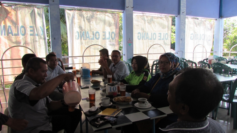 Diskusi dengan para pahlawan lingkungan dari Komunitas ST 12 di markas mereka di Banjarbaru, Kalimantan Selatan. Sumber: Dokumentasi Pribadi Andi Setyo Pambudi.