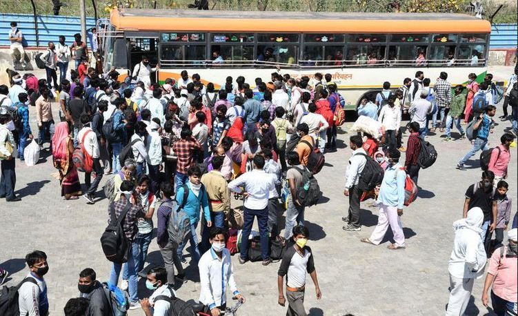 Pekerja migran memadati terminal bus di perbatasan Uttar Pradesh dekat New Delhi, India, pada 28 Maret 2020. Pemerintah Uttar Pradesh telah menyediakan 1.000 bus untuk pekerja migran yang hendak pulang ke desanya, tapi jumlahnya tidak mencukupi. Ratusan di antara pekerja itu lalu memutuskan pulang jalan kaki karena tidak ada transportasi yang tersedia. Situasi ini terjadi di hari keempat India menerapkan lockdown, yang berlangsung selama 21 hari sesuai instruksi Perdana Menteri Narendra Modi.(STR/EPA-EFE)