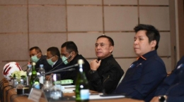 Ketua Umum PSSI, Mochamad 'Iwan Bule' Iriawan, beserta stakeholder tekait menggelar Rapat Luar Biasa untuk menghentikan sementara kompetisi Liga 1 dan Liga2 musim 2020, di Hotel Fairmont, Jakarta, Senin, 16 Maret 2020 (Dok. PSSI via tribunnews.com)