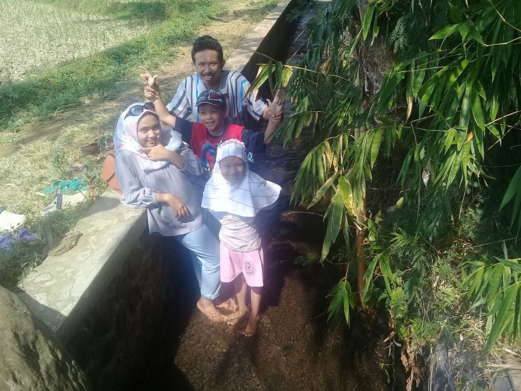 Hilangkan kejenuhan dengan bermain di saluran air sebelah kebun. | dokpri