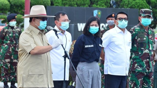 Menkes Terawan memakai masker saat mendampingi Menhan Prabowo (dok. TNI AU melalui kumparan.com)