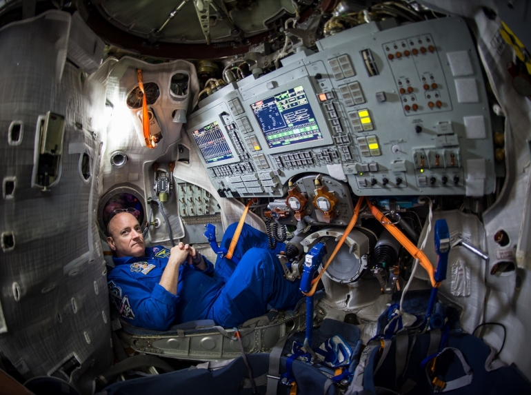 Scott Kelly berada dalam Soyuz simulator di Gagarin Cosmonaut Training Center, Rusia. (Bill Ings/NASA via nytimes.com)
