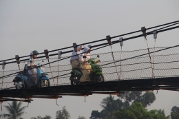 Berangkat sekolah lewati Jembatan Gantung Lok Baintan, Banjarmasin (dokpri)