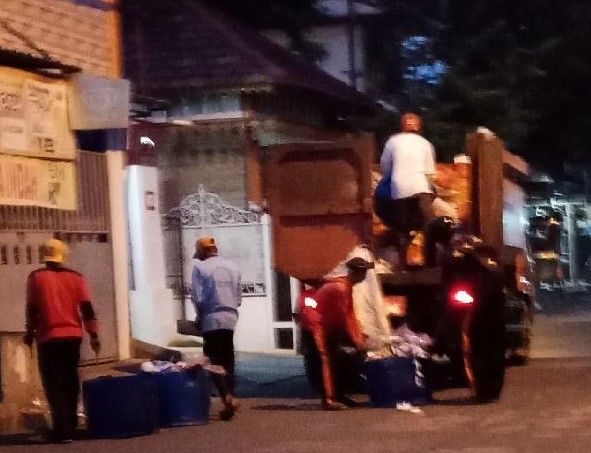 Truk pengangkut sampah melintas di kompeks Duta Indah sekira jam 5.30 pagi | Dok. pribadi