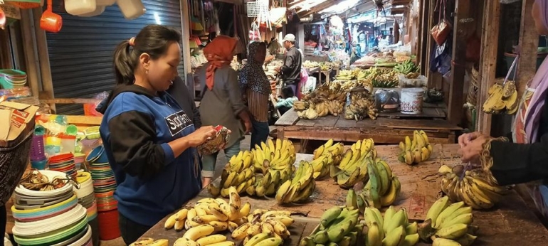 Saat Lebaran Para Perantau Kangen dengan suasana Pasar Tradisional. Lokasi Pasar Talun, Dukun Magelang (dokumen pribadi)