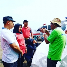 Ilustrasi: Penulis memberi penjelasan tentang daur ulang sampah styrofoam kepada Kapolres Tegal Kota AKBP Siti Rondhijah pada HPSN Kota Tegal tahun 2020. Sumber: Irwan/GiF Jawa Tengah. 
