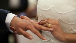 Ilustrasi pemberian cincin perkawinan (pexels.com)