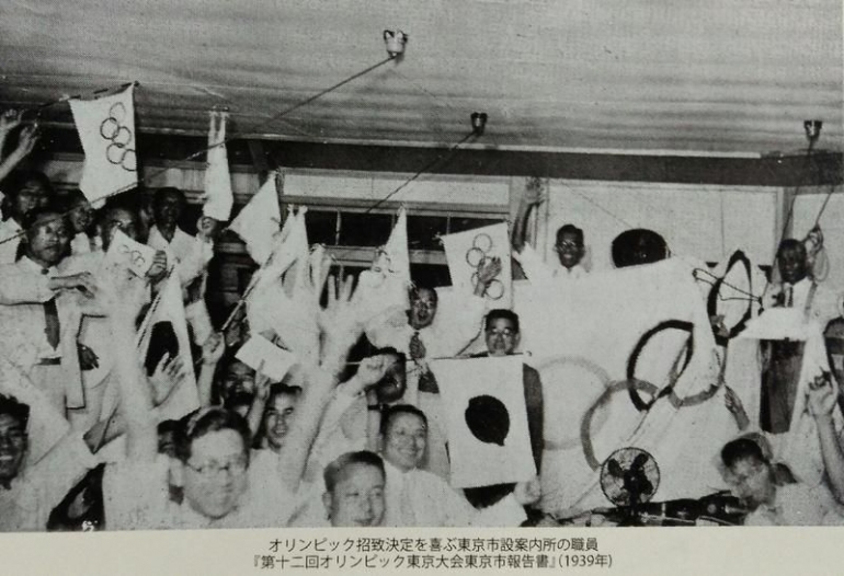 Panitia Olimpiade bergembira setelah pengumuman terpilihnya Tokyo. Dari Pamflet pameran Olimpiade Tokyo 1940 (dokpri)