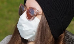 Deskripsi : penggunaan masker menjadi penting saat pandemi covid-19 I Sumber Foto : ivabalk-pixabay