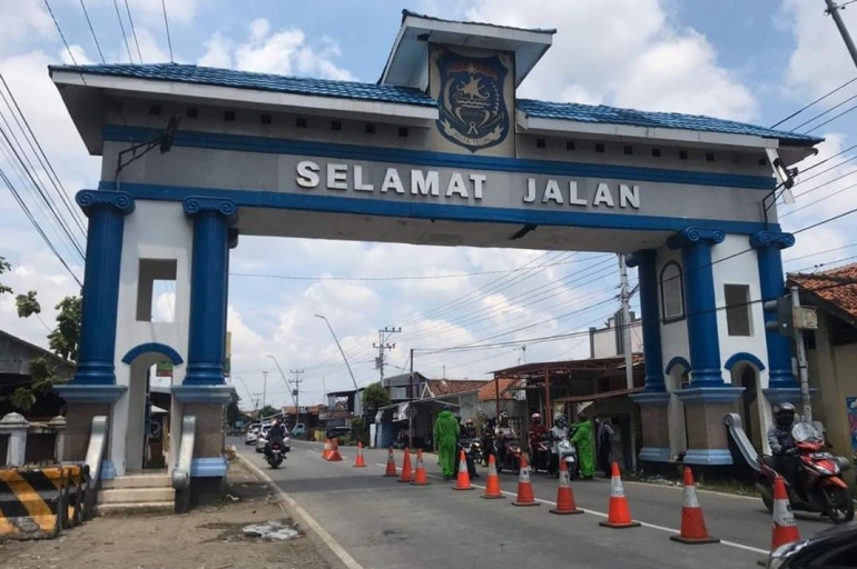 Kondisi pintu masuk kota Tegal setelah beton diangkat kembali | infotegal on Facebook