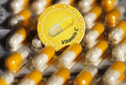 Deskripsi : Mengkomsumsi suplemen / vitamin menjadi kebiasaan rutin sejak covid-19 I Sumber foto : ivabalk - pixabay