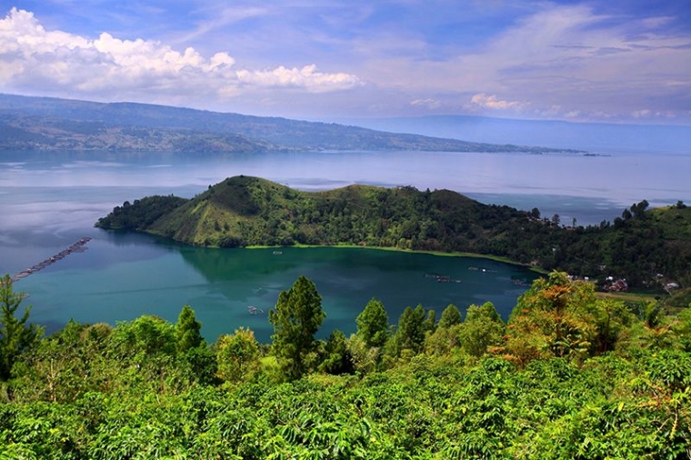 Pulau Samosir (daratan berwarna biru) di kejauhan (Foto: indobesia.go.id/pesona indonesia)