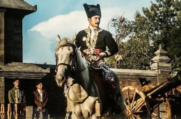 Ilustrasi lelaki Jawa yang mengenakan jarit kain batik tulis motif parang. Sumber dari film Sultan Agung.