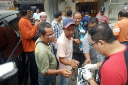 Gerakan Bergotong Royong bagikan masker gratis kepada masyarakat. ANTARA/Juraidi