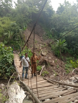 Camat Simpenan Dadang Ramdani, meninjau kondisi jembatan *(foto Rudi ) 
