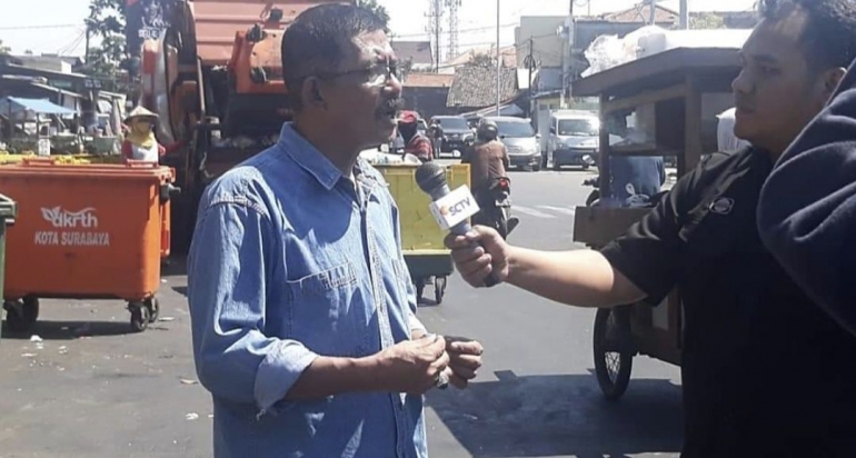 Ilustrasi: Penulis wawancara SCTV hal kelola sampah kawasan bertempat di salah satu TPS di Surabaya. Sumber: GiF Surabaya. 