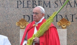 Paus memegang palmurelli atau tiga daun palma yang dirangkai jadi satu. | papaboys.org