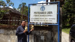 Kopi Toraja yang diproduksi PT. Toarco Jaya ini bahan bakunya berasal dari HKm Nanggala. Sebuah potret keberhasilan perhutanan sosial yang patut diapresiasi. Sumber: Dokumentasi Pribadi Andi Setyo Pambudi.