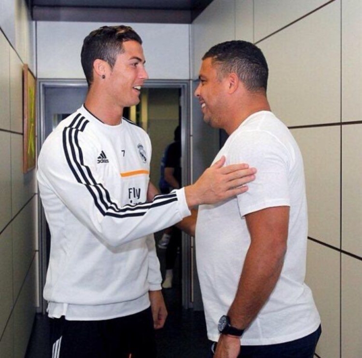 Ronaldo Brasil (kanan) dan Cristiano Ronaldo, pemain beda generasi dengan nomor punggung sama yang sama-sama meraih sukses besar di sepak bola| Foto: twitter.com/thecristianofan