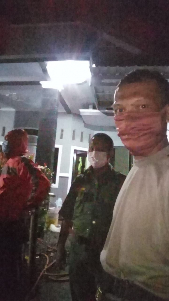 Pemuda Ds Kedungoleng menggunakan masker dalam tugasnya /Dok. Dikrom