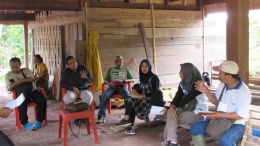 Suasana diskusi dengan masyarakat yang tergabung dalam HKm Nanggala, Kabupaten Toraja Utara. Sumber: Dokumentasi Pribadi Andi Setyo Pambudi