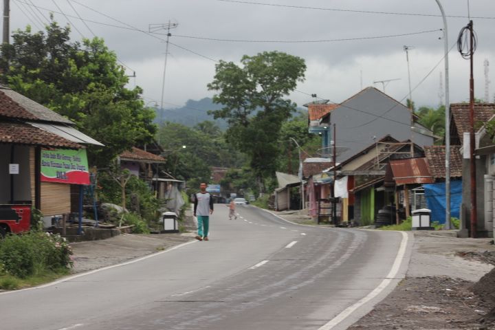 suasana ing kampung ing Jalan tembus Magelang Boyolali arah Ketep Pass (dokumen pribadi)